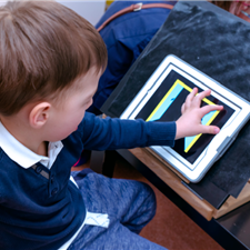 CHOOSE A SUITABLE WORKING SPACE   The child will work with his/her hands and engage its vision and motor skills. It should sit suitably, for instance in own seat with a table or by a work desk. Also, provide your child with a suitable (contrasting) colour scheme of the working surface.